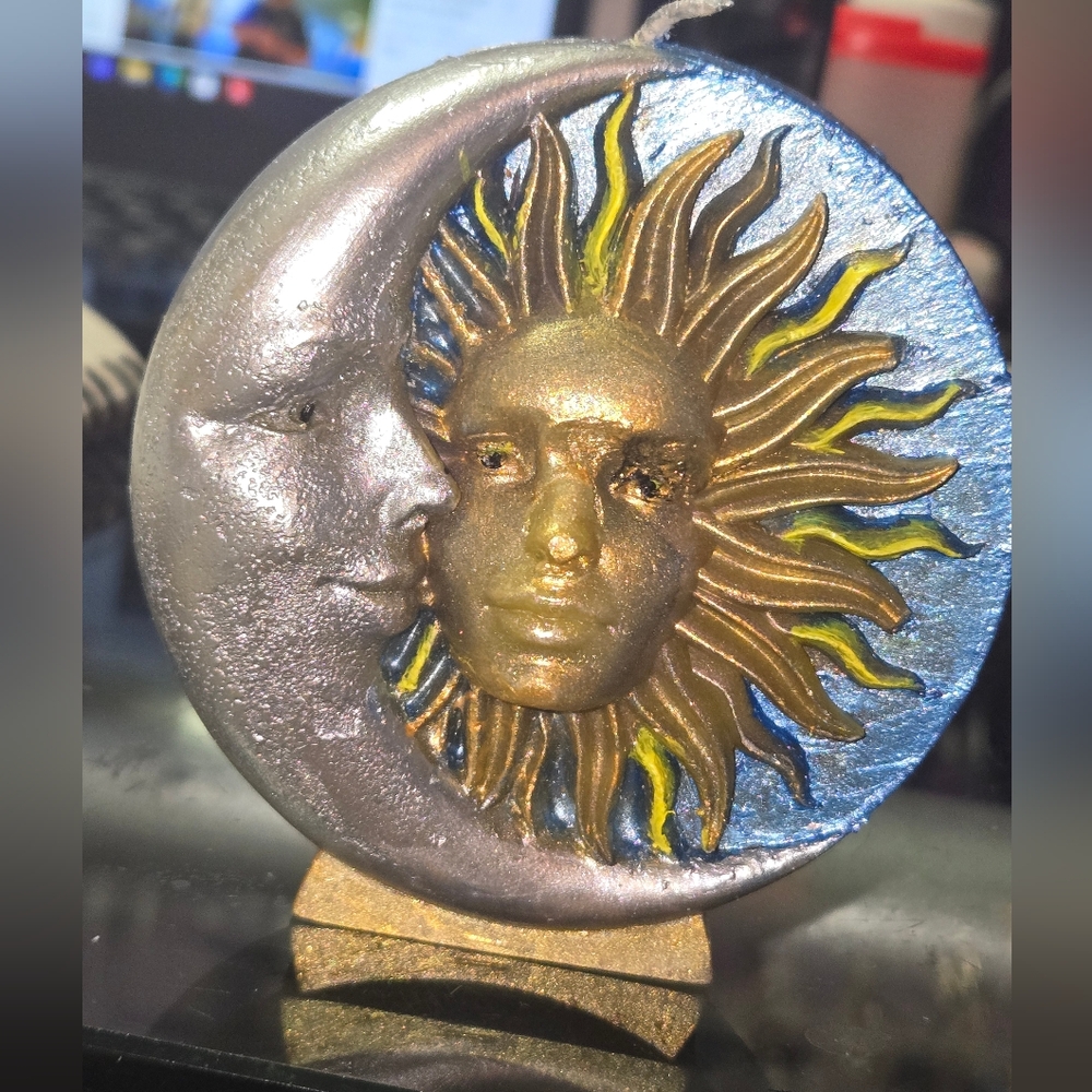 The Sun Loves The Moon Beautiful Candle Scented With Brazilian Bum Bun